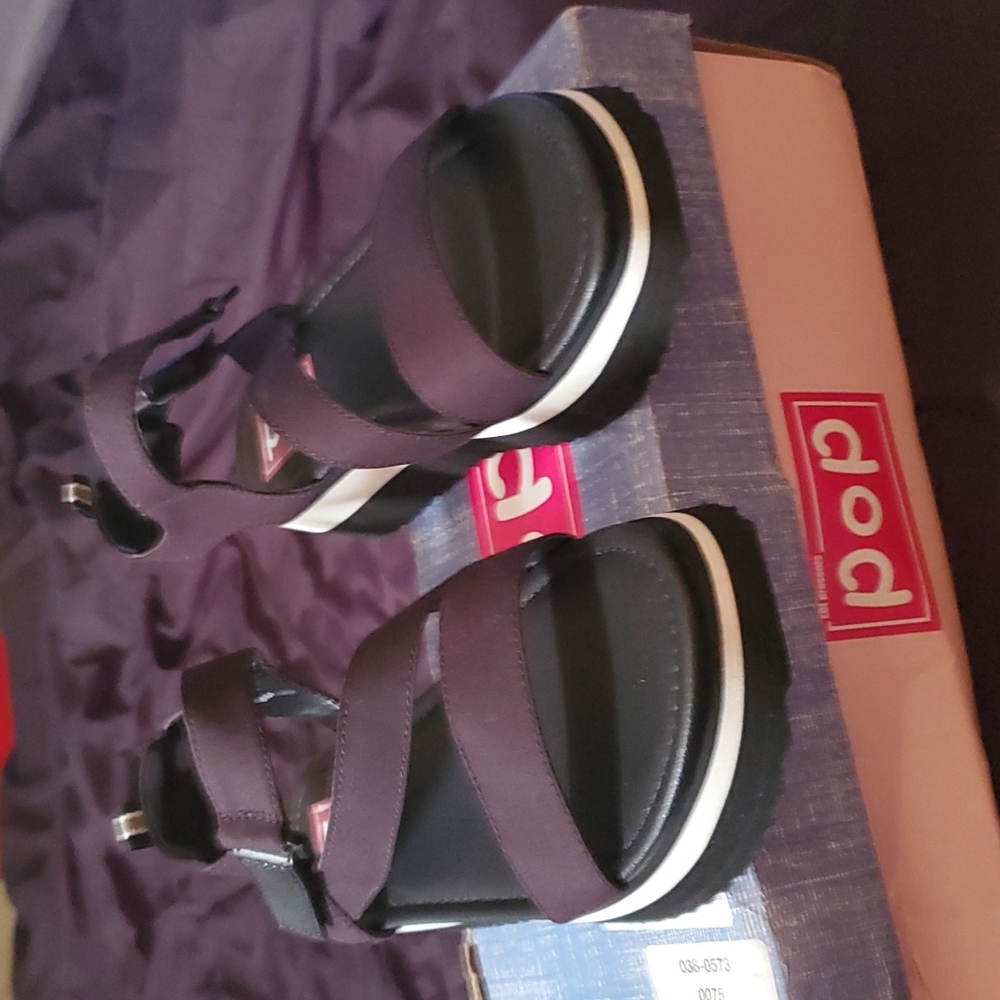 Pop sandals